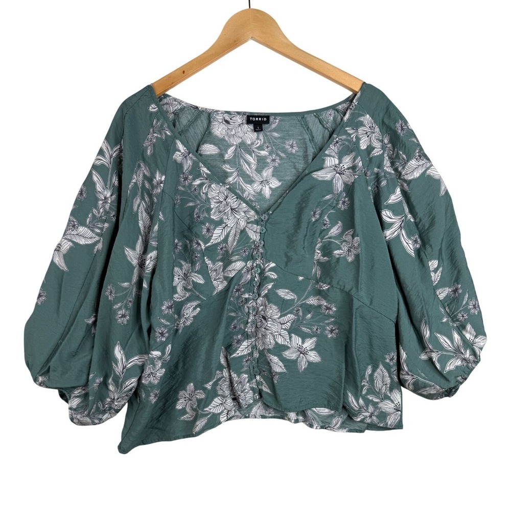 Torrid Women's Button Front V-Neck Crop Blouse Size 1X Green Floral Puff Sleeve